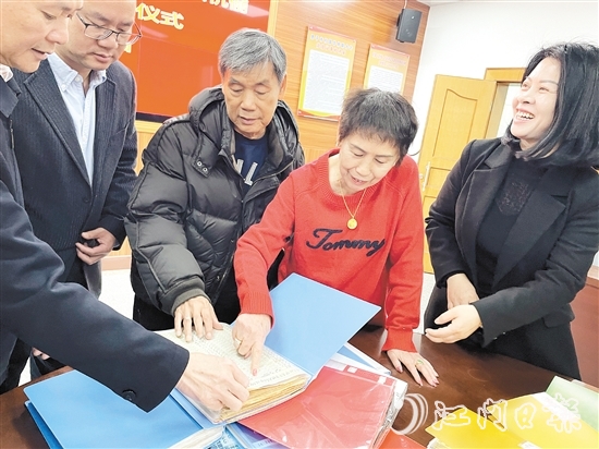 年逾古稀的旅委僑胞吳金葉、鄭碧云伉儷將各種史料用文件夾分門(mén)別類整理好，轉(zhuǎn)交給恩平市僑聯(lián)。