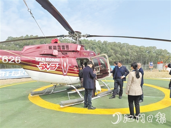 游客在恩平泉林飛行主題館乘坐觀光直升機(jī)。