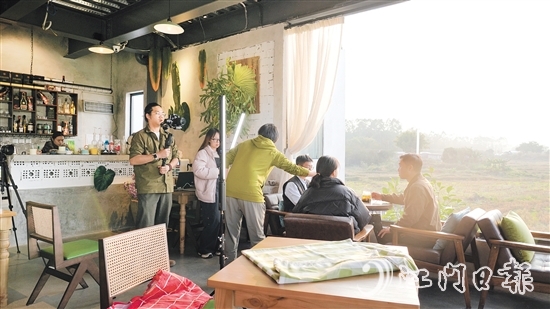 伍浩嶸（左一）與團(tuán)隊(duì)成員在拍攝短片中。