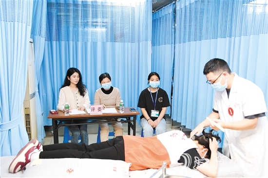 比賽中，選手們進(jìn)行了針刺、推拿、拔罐、刮痧、艾灸5項(xiàng)中醫(yī)藥適宜技術(shù)的較量。