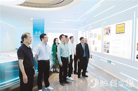 梁煥平（左一）組織商會會員回鄉(xiāng)，鄉(xiāng)親參觀考察恩平市麥克風(fēng)代表企業(yè)。