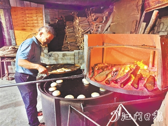 新鮮出爐的恩平燒餅，是恩平人念念不忘的家鄉(xiāng)味道。