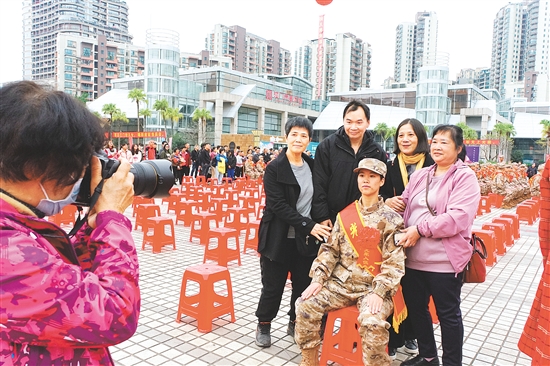 入伍新兵出發(fā)前身著軍裝與家人合影留念。