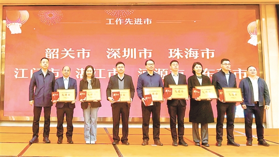 江門市第三人民醫(yī)院黨委書記梁先鋒（左四）代表領(lǐng)獎。