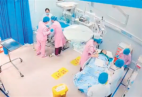 產(chǎn)婦被緊急送入搶救室，破水3分鐘后寶寶平安誕生。