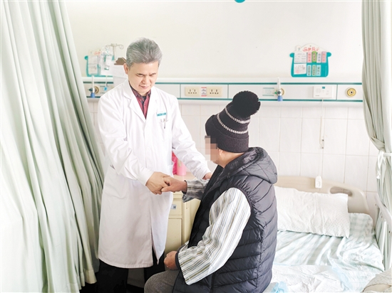 醫(yī)生對(duì)患者進(jìn)行檢查。
