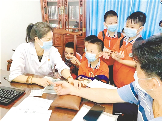 “五邑小郎中”學習中醫(yī)把脈。