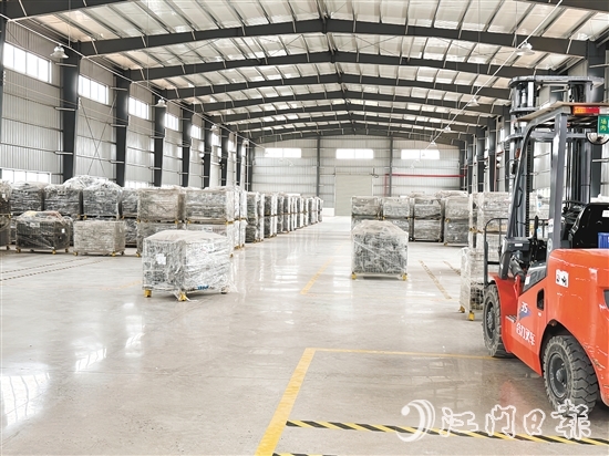 橋新村主動(dòng)聯(lián)合其他村，投入約210萬(wàn)元合作建設(shè)2000平方米現(xiàn)代化標(biāo)準(zhǔn)廠房。