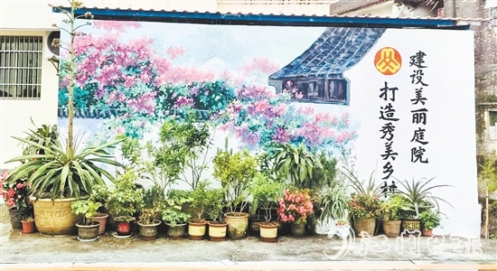 大崗村“美麗庭院”主題墻繪為村莊增色不少。