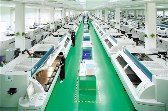 隨著專精特新企業(yè)矩陣持續(xù)擴容，它們將成為推動開平經濟高質量發(fā)展的核心引擎。開平依利安達電子有限公司是此次上榜名單的企業(yè)之一。圖為企業(yè)生產車間。