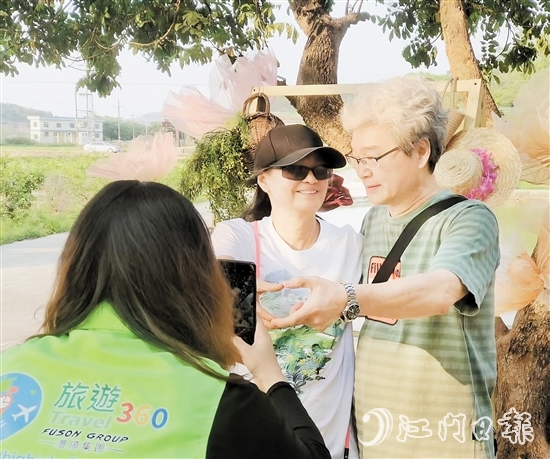 港澳游客來到臺(tái)山鄉(xiāng)村旅游，并合影留念。