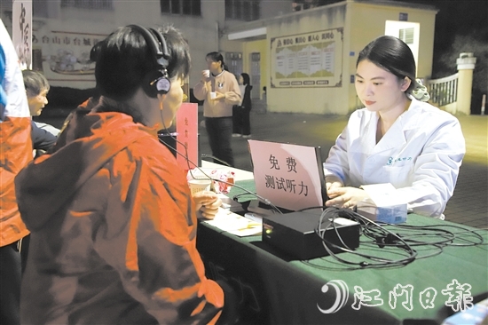 活動免費為群眾提供量血壓、測血糖、中醫(yī)診療保健、口腔檢查、聽力檢測等多項服務(wù)。