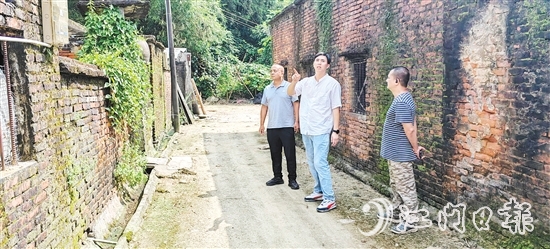 李科華（中間白衣者）在基層走訪調(diào)研，奔走在矛盾糾紛化解的“最前線”。