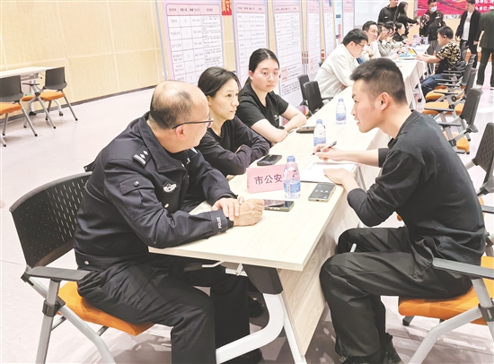 政策咨詢臺(tái)前，工作人員詳細(xì)解讀退役軍人就業(yè)補(bǔ)貼、創(chuàng)業(yè)扶持等政策。