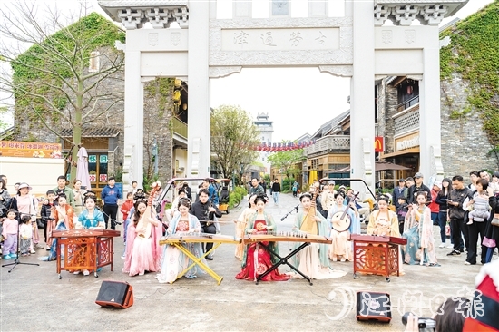 江門古勞水鄉(xiāng)旅游區(qū)民樂(lè)演出以“移步換景”的形式融入水鄉(xiāng)。