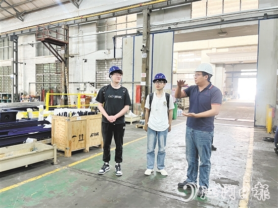 大學應屆畢業(yè)生走進鶴山市重點企業(yè)了解崗位信息。