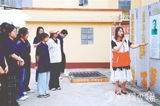 港澳學(xué)子們到吳有恒故居參觀學(xué)習(xí)。