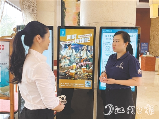 黃康怡（右）與酒店工作人員溝通中。