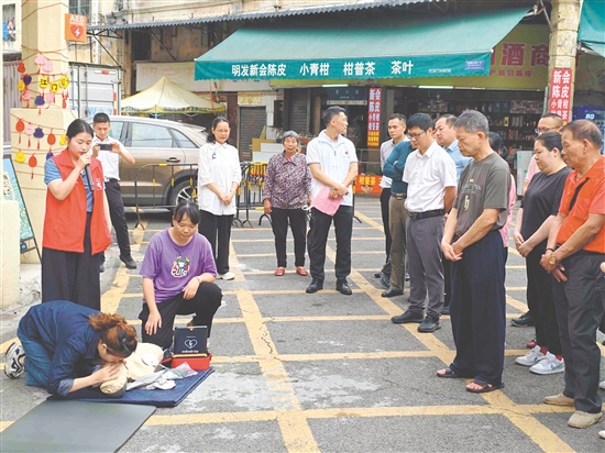 裝機(jī)儀式現(xiàn)場舉辦了救護(hù)培訓(xùn)班，幫助群眾熟練掌握心肺復(fù)蘇和AED使用等救護(hù)技能。