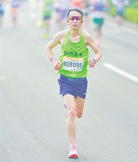 朱先生熱愛跑步。