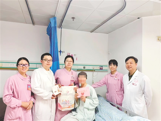 結束了最后一次化療，李女士收到了粉紅色的“抗癌畢業(yè)證書”。