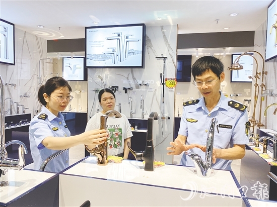 開(kāi)平市市場(chǎng)監(jiān)管局工作人員深入企業(yè)，宣講知識(shí)產(chǎn)權(quán)保護(hù)政策法規(guī)。