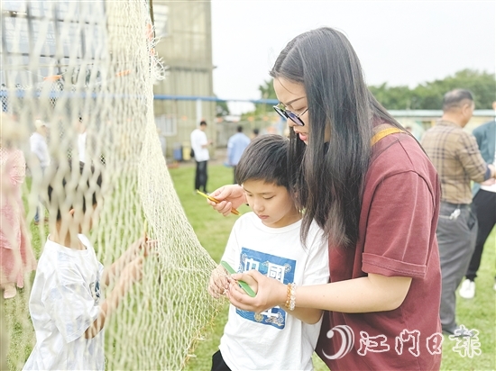 現(xiàn)場，不少小朋友參與其中，現(xiàn)場充滿歡聲笑語。