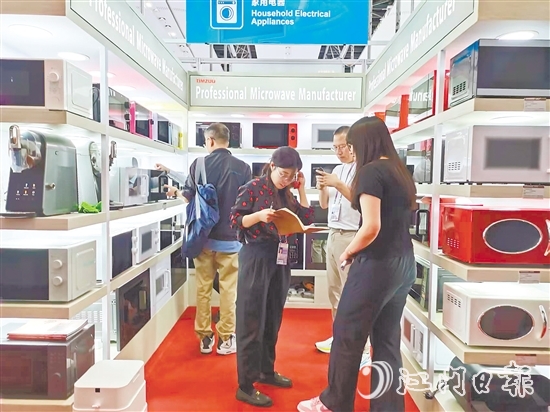 天倬智能家居生產(chǎn)的微波爐等家電產(chǎn)品吸引客商咨詢。凌雪敏