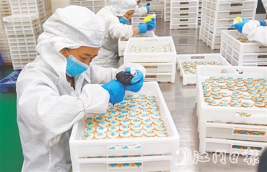 工人在餅干上裝裱卡通圖案。