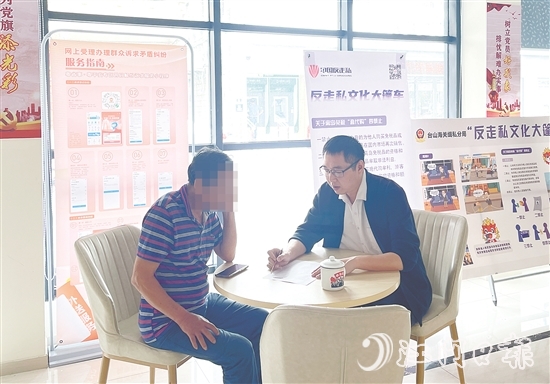 在調(diào)解過(guò)程中，江磊泉（右）為群眾普法。