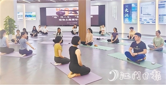 學(xué)員們進(jìn)行靜坐冥想與呼吸調(diào)整，進(jìn)入放松狀態(tài)。