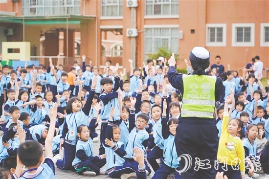 學(xué)生們踴躍參與互動問答。