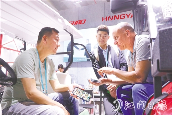 在江門鴻雅科技有限公司展位現(xiàn)場(chǎng)，來自美國邁阿密的客商正積極與企業(yè)商討合作方式。劉淑君