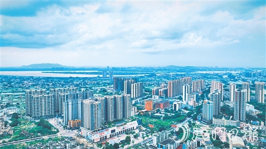 鶴山擁有廣闊的發(fā)展空間、扎實(shí)的產(chǎn)業(yè)基礎(chǔ)和良好的發(fā)展勢(shì)頭。圖為鶴山城區(qū)。