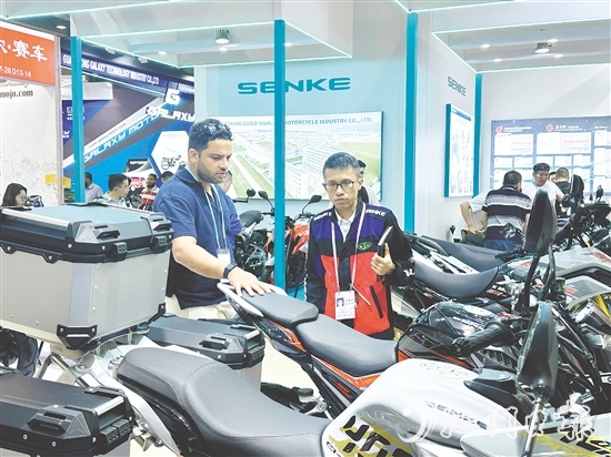展會(huì)現(xiàn)場，鶴山企業(yè)生產(chǎn)的摩托車吸引海外采購商駐足。