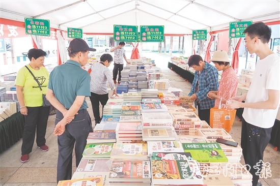 市民在購(gòu)書(shū)區(qū)挑選圖書(shū)。