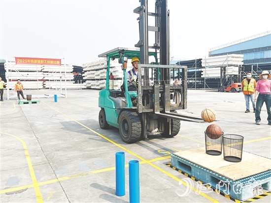 參賽選手需完成籃球投放、窄道繞樁等高難度任務(wù)。