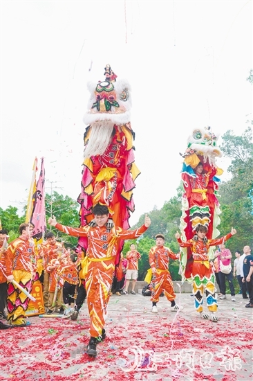 一眾弟子以醒獅和武術(shù)的形式表達(dá)對(duì)祖師的緬懷。