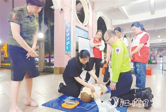 市民現(xiàn)場(chǎng)學(xué)習(xí)應(yīng)急救護(hù)知識(shí)。