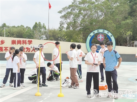 學(xué)生們體驗(yàn)操控?zé)o人機(jī)的樂趣。