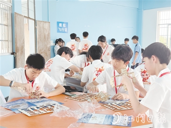 學(xué)生們拼裝“馮如一號(hào)”模型。