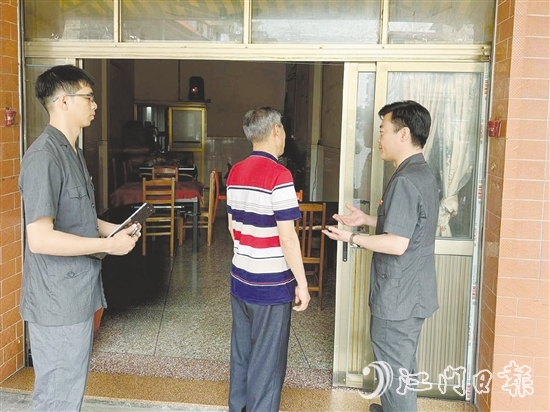 法官到李大爺家回訪，發(fā)現(xiàn)損壞的房屋已經(jīng)基本修復(fù)。