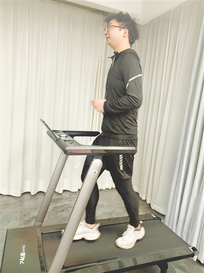 小張為減重制定了詳細的運動和飲食計劃。