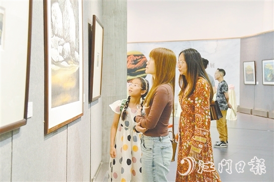 展覽吸引了不少市民前來參觀。