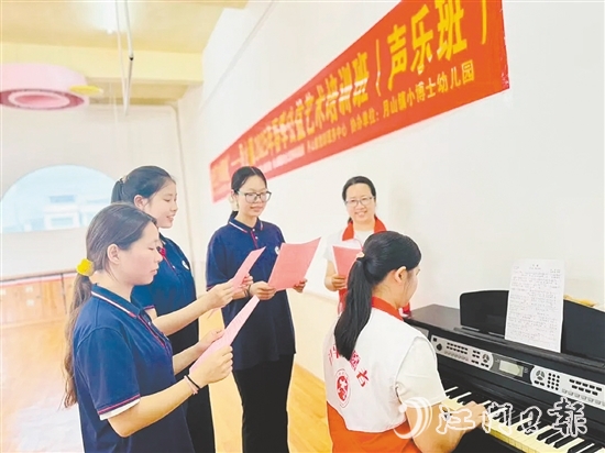 學員們在老師的指導下練習發(fā)聲技巧。