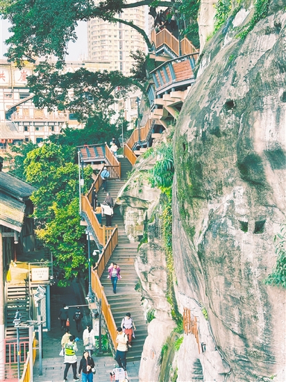 沿山城步道拾級(jí)而上，感受重慶山城的魅力。