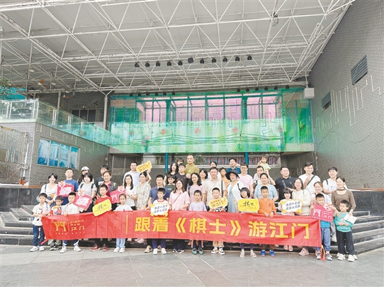 棋手們與家人一同打卡長堤歷史文化街區(qū)。