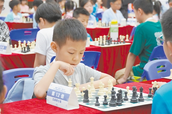 棋手們在棋盤上智力交鋒。