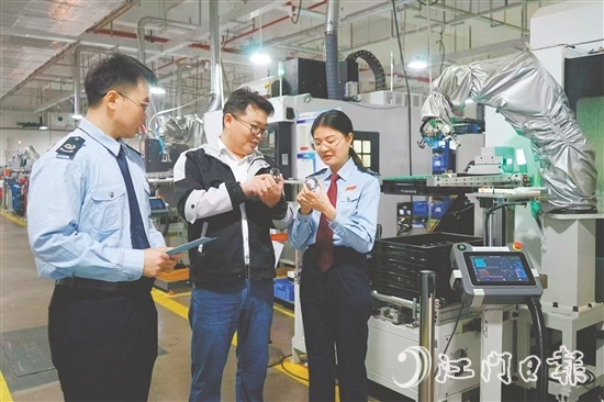 江門高新區(qū)（江海區(qū)）稅務(wù)局前往園區(qū)開展宣傳活動。