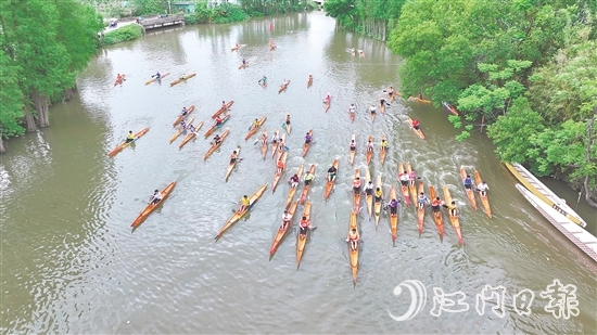 單人龍虱賽開賽，選手們競逐“水上馬拉松”。